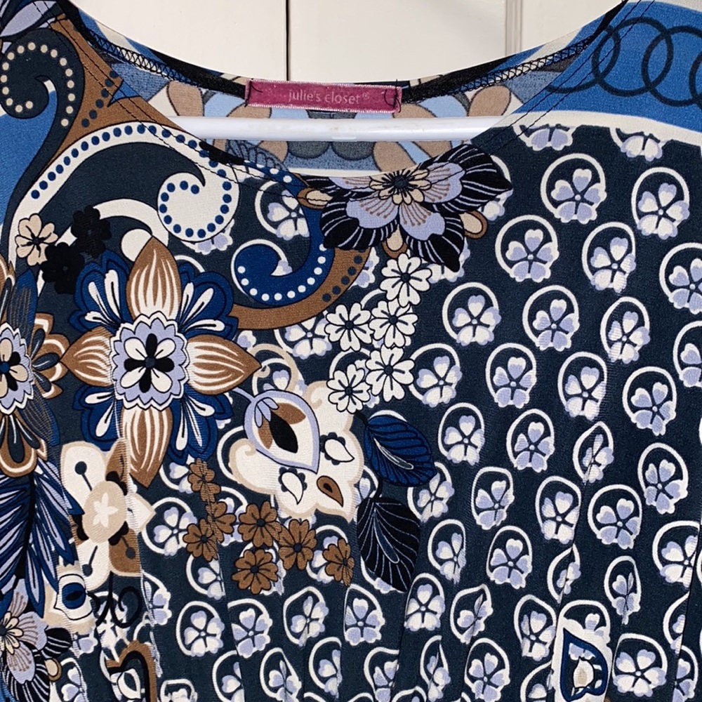 Julie’s Closet Medium Short Sleeve Blouse - Picture 6 of 10